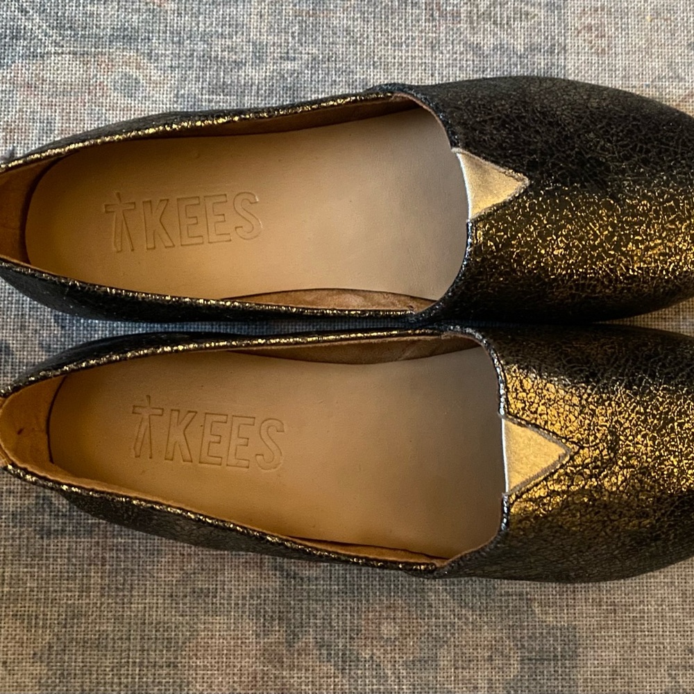 TKEES Metallic Black and Gold Loafers